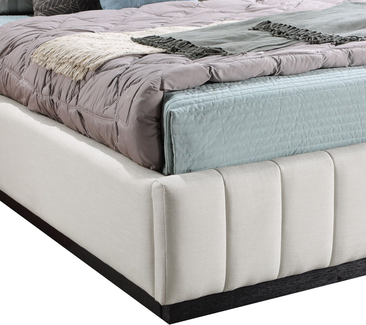 Lucia - Bed
