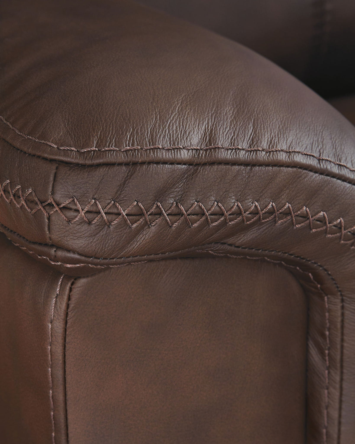 Bleckley - Power Reclining Loveseat With Console / Adjustable Headrest