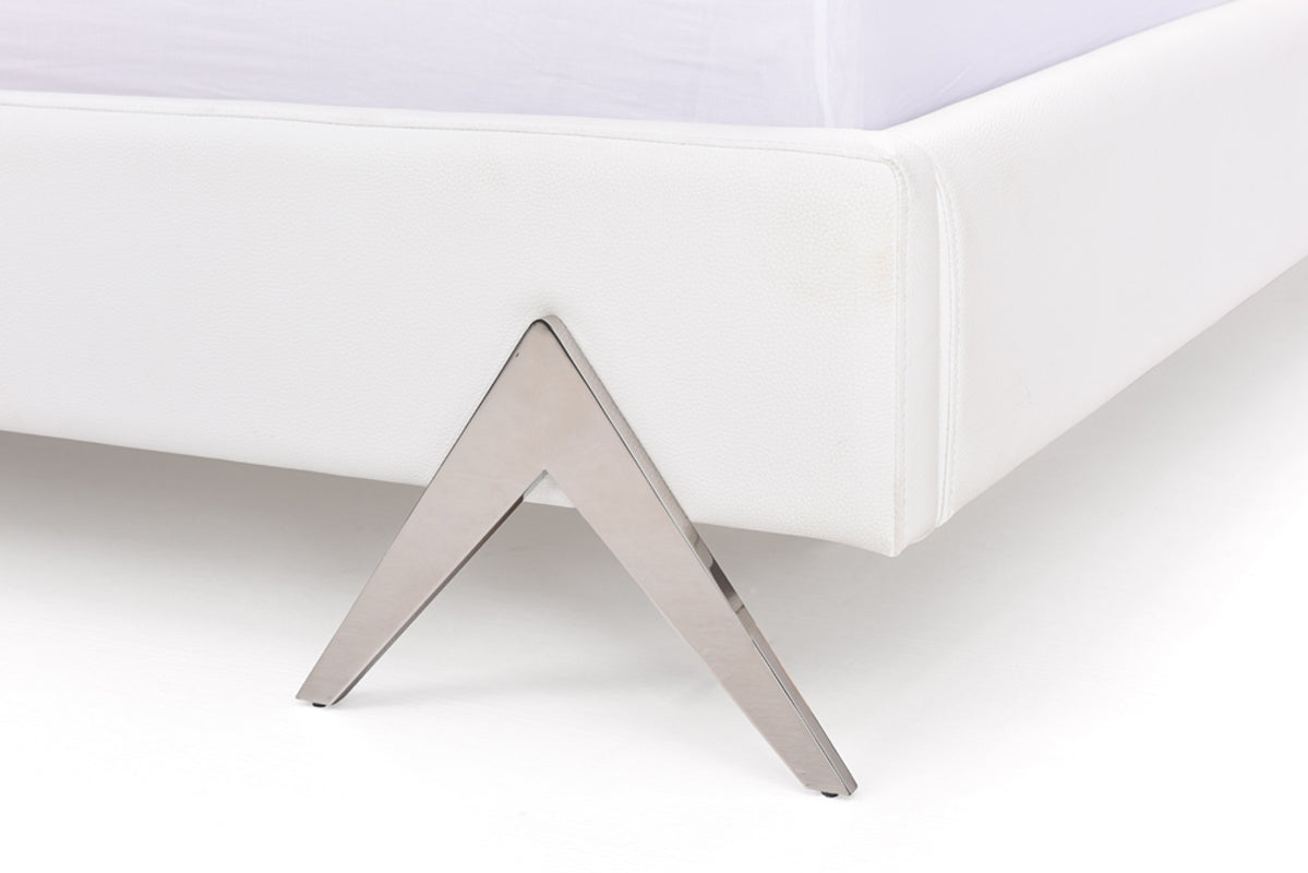Candid Modern White Bed by VIG Furniture - View 5