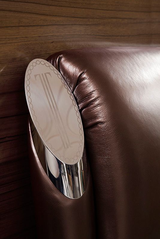 Queen Temptation Caesar Italian Classical Design Leather Platform King Bed