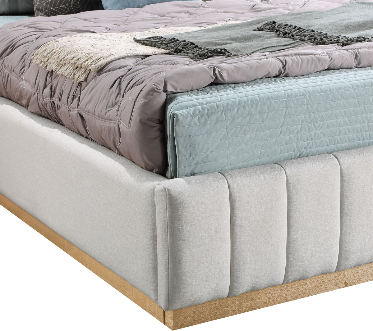 Lucia - Bed