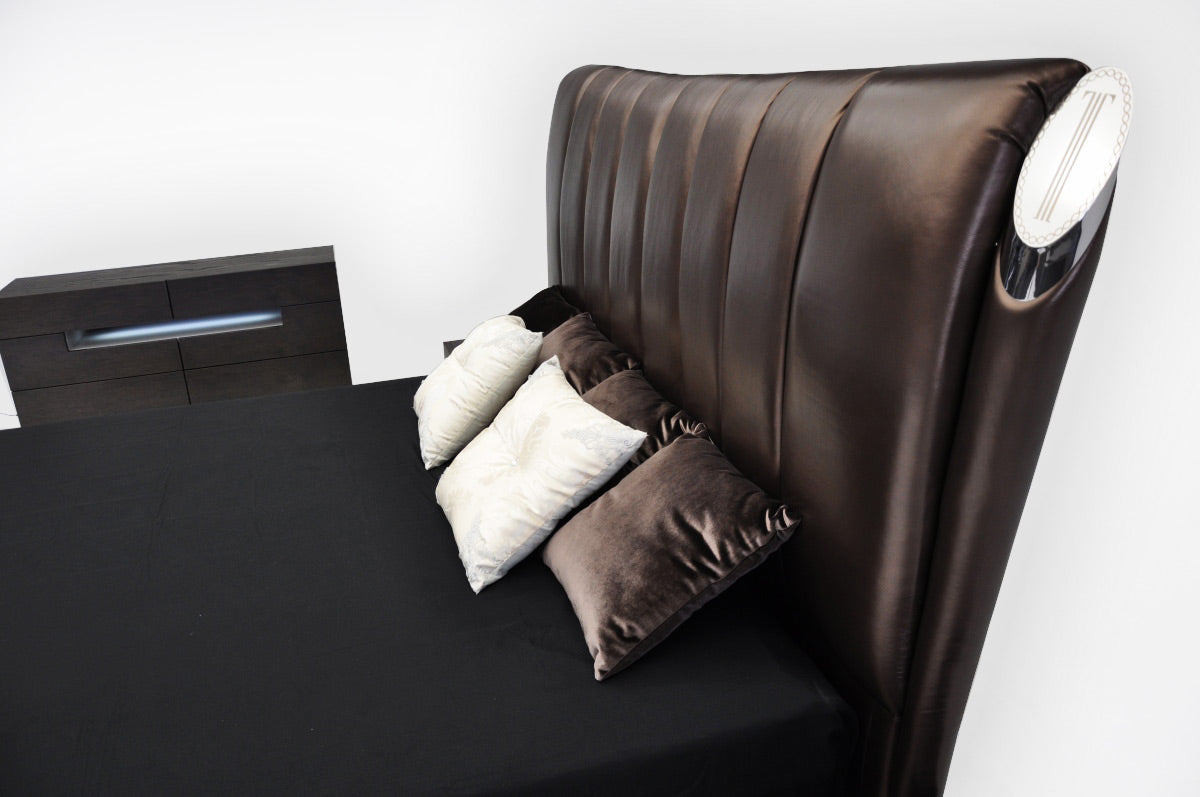 Temptation Caesar Italian Classical Design Leather Platform King Bed by VIG Furniture - View 5