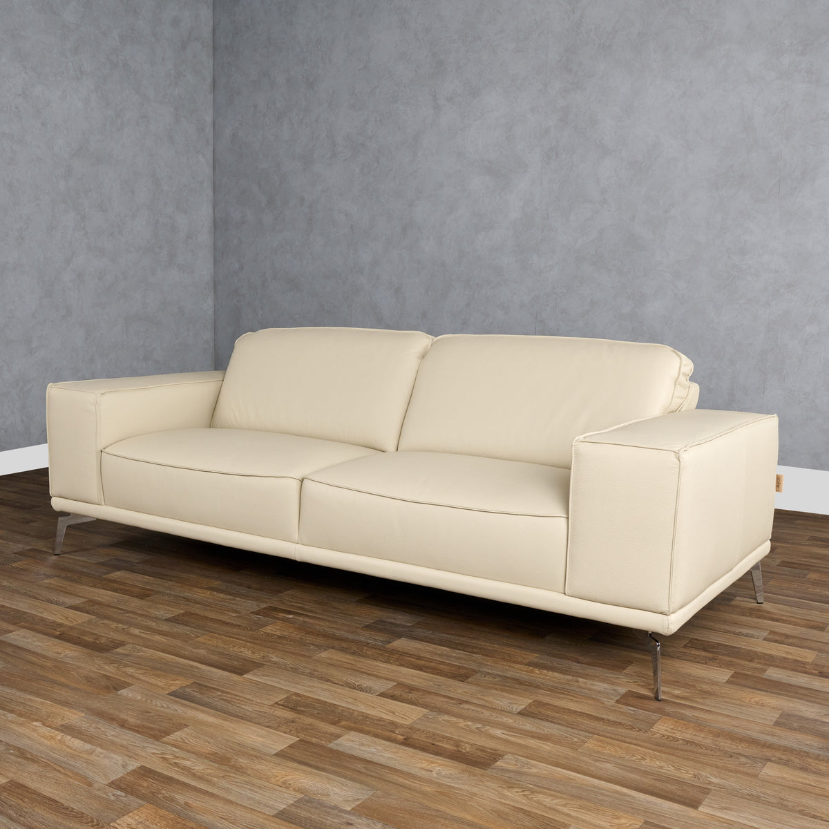 Soho - Italian Off White Leather Sofa by VIG Furniture - View 2