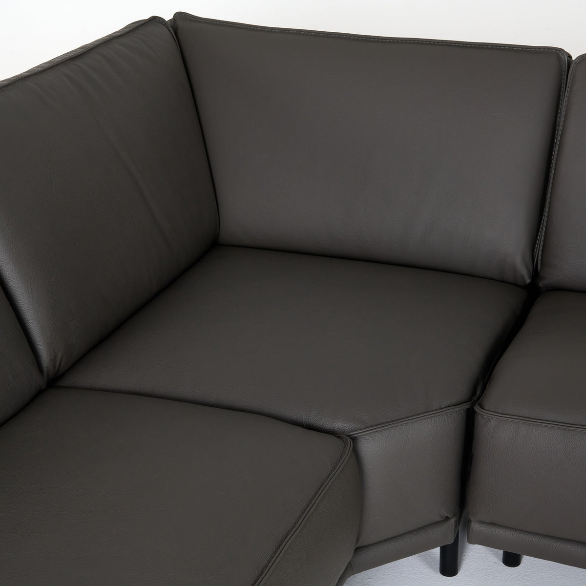 Soho - Italian Left Facing Grey Nirvana Fume Leather Sectional Sofa by VIG Furniture - View 6